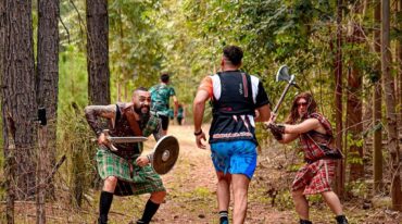 Los Guerreros Celtas invitaron a los corredores a apurar el ritmo 'para no sufrir consecuencias'. Todos festejaron ese momento distendido.