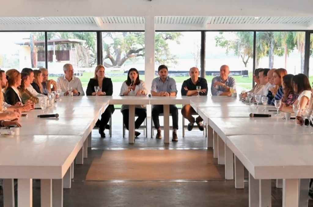 Pullaro y Scaglia y la primera foto con todos los aspirantes a diputados provinciales en la reunión a puertas cerradas. Gentileza.