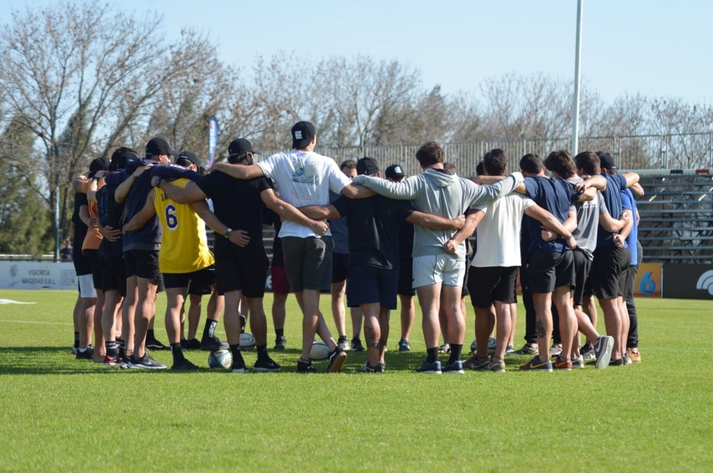 Estudiantes llevó adelante este viernes el Captains run en Santa Fe RC y quedó concentrado para el choque de este sábado. Gabriel Baldi