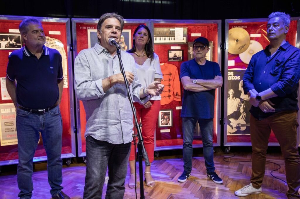 La muestra itinerante Museo del Rock Santafesino presenta un recorrido que describe diversas expresiones del rock santafesino desde la década del 60 hasta la actualidad