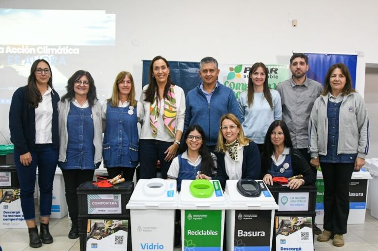 Cabe destacar que al finalizar la actividad se entregaron kits ambientales sobre reciclaje y uso eficiente de la energía a las mencionadas instituciones y al Jardín de Infantes N°70 y el Centro Educativo Terapéutico de Pilar. Los kits ambientales se encuentran contienen composteras