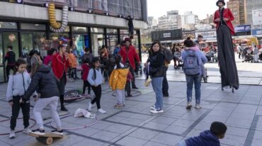 Cada piso del Centro Cultural Fontanarrosa ofrece una aventura diferente. Las y los presentes van encontrando su forma de organización o dejan todo librado al azar. A veces