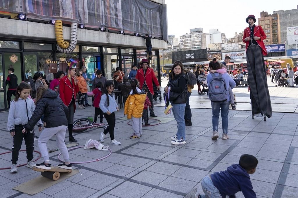 Cada piso del Centro Cultural Fontanarrosa ofrece una aventura diferente. Las y los presentes van encontrando su forma de organización o dejan todo librado al azar. A veces