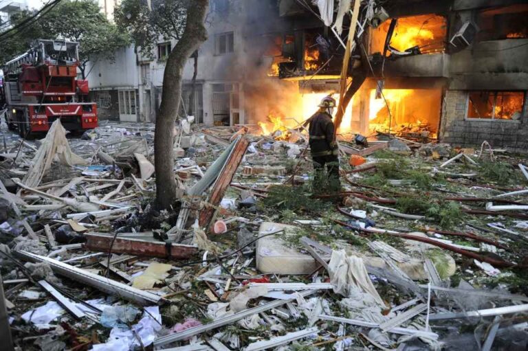 Tras el estallido. Una imagen que hasta pareciera "mostrar" el zumbido que dejó la explosión de un edificio en Rosario. Pasaron ya 10 años de aquella tragedia. Archivo/Marcelo Manera.