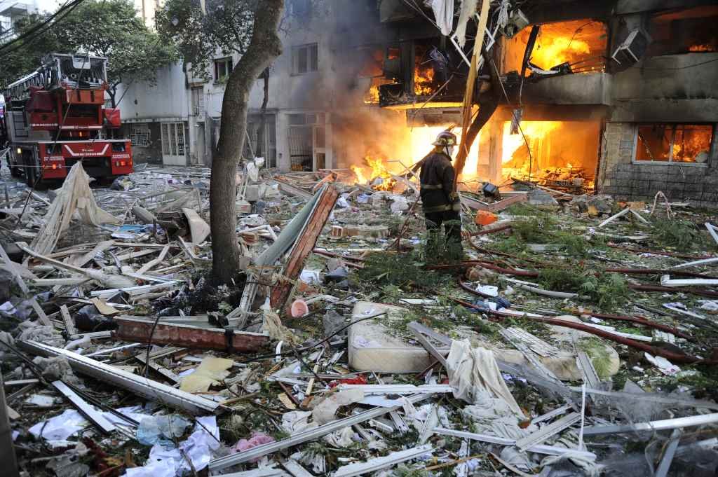 Tras el estallido. Una imagen que hasta pareciera "mostrar" el zumbido que dejó la explosión de un edificio en Rosario. Pasaron ya 10 años de aquella tragedia. Archivo/Marcelo Manera.