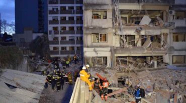 Bomberos y rescatistas buscan sobrevivientes en el derrumbe de calle Salta 2141