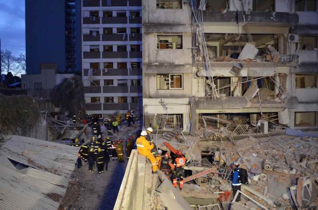 Bomberos y rescatistas buscan sobrevivientes en el derrumbe de calle Salta 2141