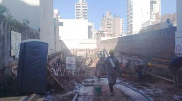 Los obreros en plena obra. Este medio recorrió la zona durante la semana y constató los trabajos en el lugar. Mirador Provincial.