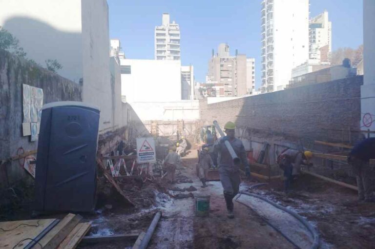 Los obreros en plena obra. Este medio recorrió la zona durante la semana y constató los trabajos en el lugar. Mirador Provincial.