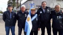 Guillermo Antonio González (abanderado en el centro) falleció este viernes 4. Gentileza.
