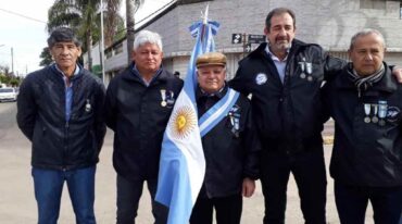 Guillermo Antonio González (abanderado en el centro) falleció este viernes 4. Gentileza.