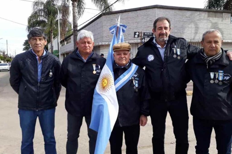 Guillermo Antonio González (abanderado en el centro) falleció este viernes 4. Gentileza.