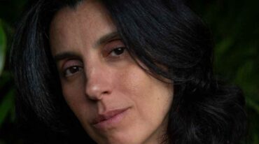 Alicia Salinas presenta su último libro Luz de Giro en la Feria Internacional del Libro de Rosario. Gentileza.