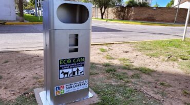 Los Eco Can son cajas de metal emplazadas sobre bases de hormigón