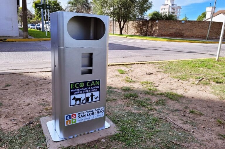 Los Eco Can son cajas de metal emplazadas sobre bases de hormigón