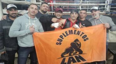 Dimas Garateguy junto a su equipo celebrando su victoria.