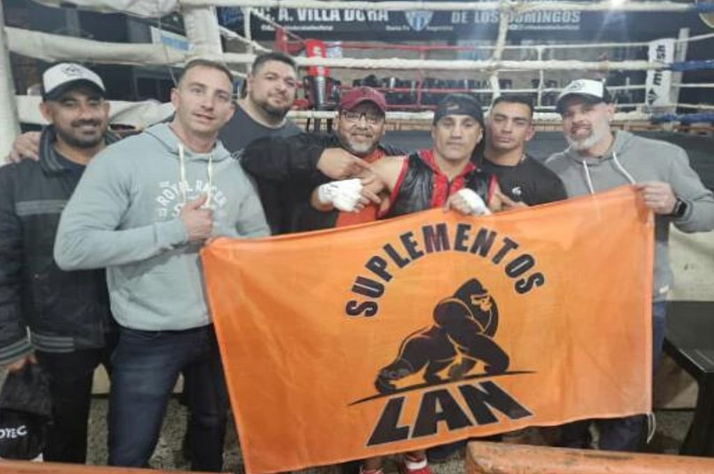 Dimas Garateguy junto a su equipo celebrando su victoria.