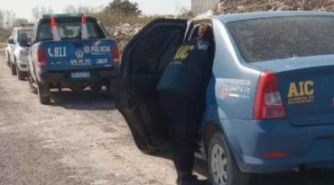 Los agentes policiales llegaron al predio tras el aviso del hallasgo de restos óseos. Gentileza.