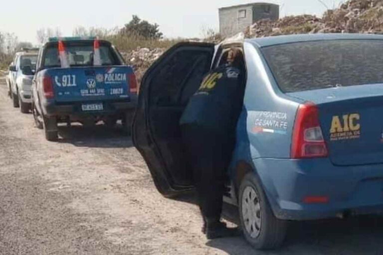 Los agentes policiales llegaron al predio tras el aviso del hallasgo de restos óseos. Gentileza.