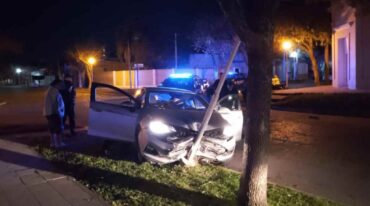 El auto impactó contra una columna del alumbrado público. Norte24.