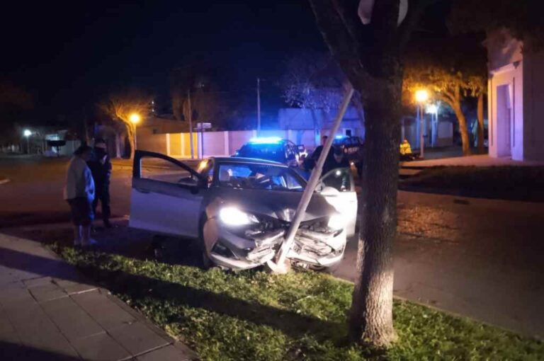 El auto impactó contra una columna del alumbrado público. Norte24.