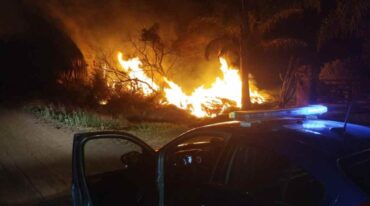 Intervino personal de la Comisaría 15ª de Desvío Arijón que interrumpió el paso de personas y vehículos en el lugar por precaución. Gentileza.