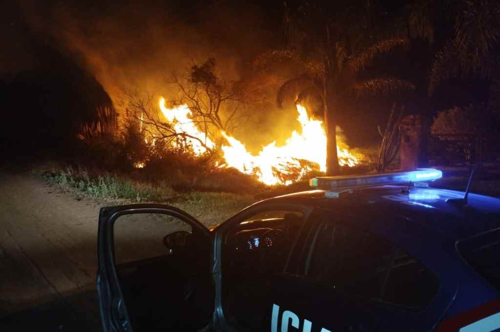 Intervino personal de la Comisaría 15ª de Desvío Arijón que interrumpió el paso de personas y vehículos en el lugar por precaución. Gentileza.