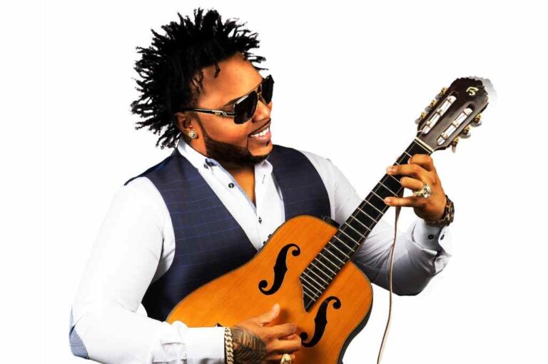 'Oír a mi abuelo Isidro Cabrera cantar sones y boleros cada tarde era tan común como respirar' asegura Mixael Cabrera. Gentileza.