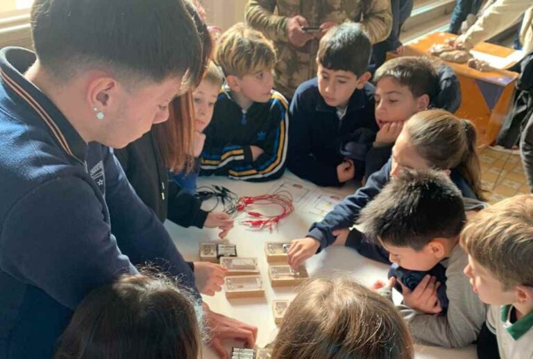 La actividad busca acercar la ciencia a la región centro-este de nuestro país. Gentileza: prensa Gobierno de Santa Fe.