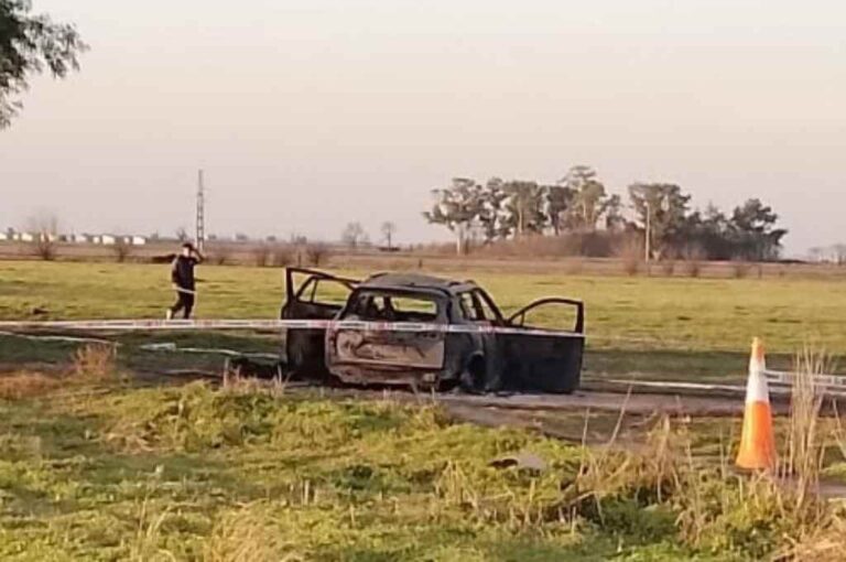 Cuando las fuerzas de seguridad se acercaron encontraron un automóvil totalmente incendiado con dos personas calcinadas. Gentileza.