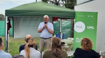 El encuentro fue propicio para recorrer una plantación de diferentes materiales genéticos de eucaliptos. algarrobo