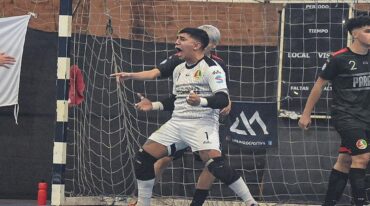 El arquero paranaense Lukas Mendizabal fue una de las grandes figuras del triunfo ante Mendoza.