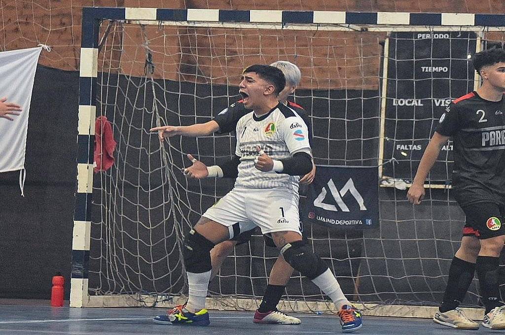 El arquero paranaense Lukas Mendizabal fue una de las grandes figuras del triunfo ante Mendoza.
