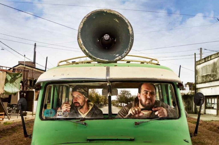 La dupla de Julián Venegas y José Santucho vuelve con un repertorio de canciones dedicado a trabajadoras y trabajadores callejeros. Gentileza.