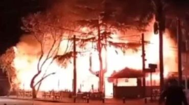  El momento en el que las llamas consumían el edificio.  Captura digital.