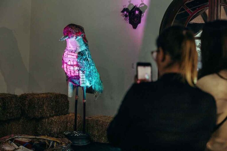 Productores agropecuarios apostaron al arte para intentar cambiar la realidad de ser involuntarios receptores del vuelco de basura urbana. Gentileza.