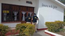 La AIC aprehendió a dos empleadas que trabajan en la Comuna de Puerto Gaboto y además les secuestraron sus teléfonos por una causa que investiga delito de usura y extorsión en perjuicio de la presidenta comunal. Gentileza.