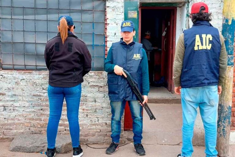 Personal de la AIC detuvo este jueves a una pareja durante un allanamiento en una vivienda de barrio Empalme Graneros
