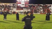 9 de Julio y Peñarol de Rafaela no pudieron disputar el partido de vuelta por la Copa Santa Fe debido a los incidentes que se registraron en la tribunas y también adentro del campo de juego. Gentileza: diario La Opinión.