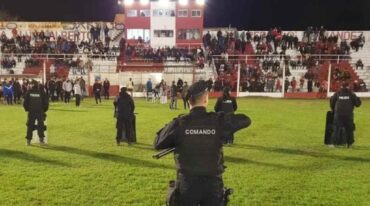 9 de Julio y Peñarol de Rafaela no pudieron disputar el partido de vuelta por la Copa Santa Fe debido a los incidentes que se registraron en la tribunas y también adentro del campo de juego. Gentileza: diario La Opinión.