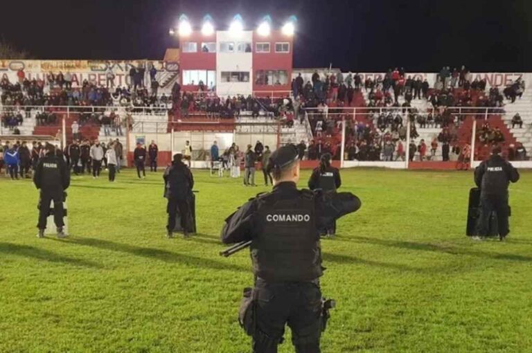 9 de Julio y Peñarol de Rafaela no pudieron disputar el partido de vuelta por la Copa Santa Fe debido a los incidentes que se registraron en la tribunas y también adentro del campo de juego. Gentileza: diario La Opinión.
