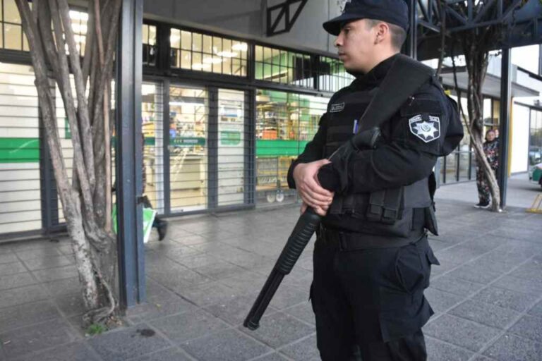 Un policía custodia la entrada del supermercado de Vicente López e Iturraspe. Pablo Aguirre.