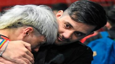 El DT Esteban Hergenreder contiene a sus dirigidos tras el dolor que significó la derrota. Ahora