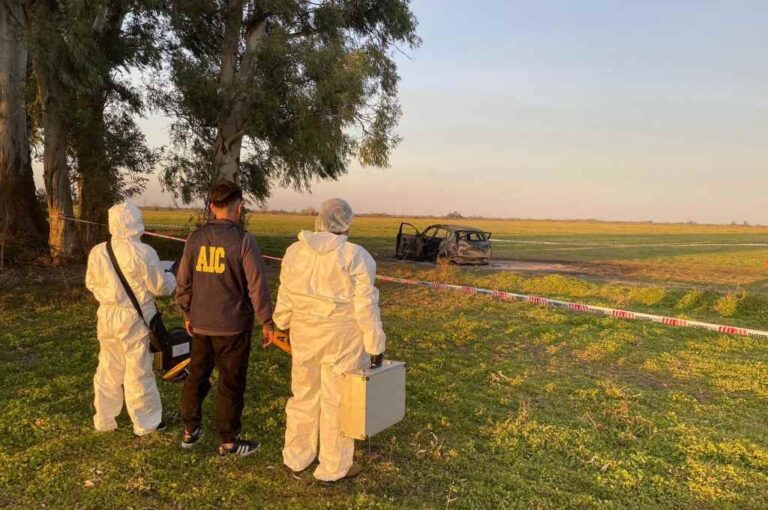 El vehículo incinerado fue tomado por última vez por una cámara lectora de patentes ingresando a Santa Fe en horas del mediodía del sábado 19 de agosto. Diario El Litoral.