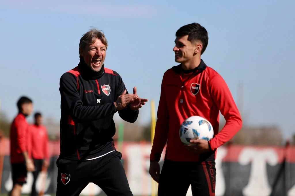 Heinze aplaude a Aguirre durante el entrenamiento de Newell's. Gentileza: prensa Newell's Old Boys.
