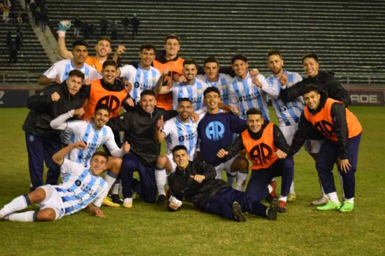 El plantel de Atlético festejó en Mar del Plata. Gentileza: prensa Atlético de Rafaela.