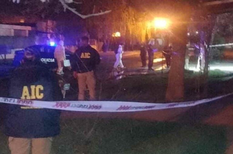 Personal policial y peritos en la zona del crimen. Gentileza.