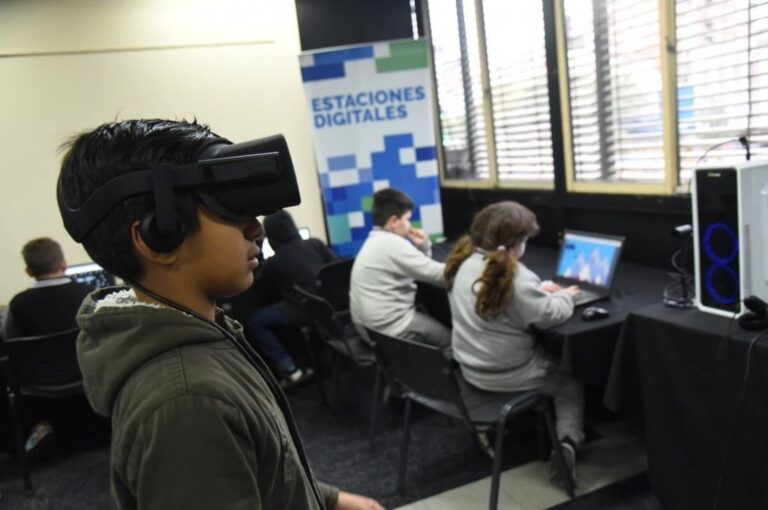 Las estaciones digitales son espacios de alfabetización digital que alojan diversas propuestas: robótica educativa para niñas y niños