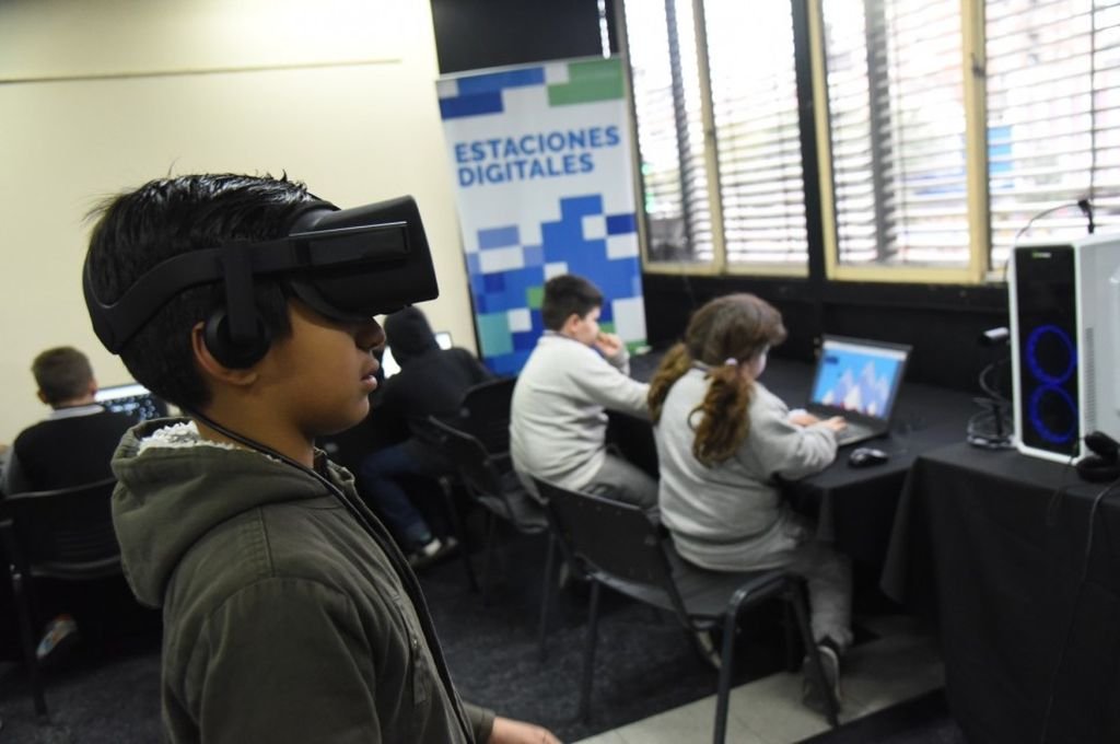 Las estaciones digitales son espacios de alfabetización digital que alojan diversas propuestas: robótica educativa para niñas y niños