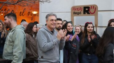 "Seguimos abonando la idea de ciudad universitaria con más cosas y dentro de las novedades que podemos decirles es que los primeros 500 anotados para pedir sus tarjetas van a tener 5.000 pesos en el débito para que lo puedan usar". Mirador